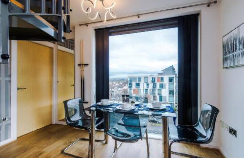 Stylish Penthouse, Free Parking, Pool Table, PS4 - Foto 13