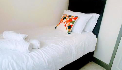 Modernised 3 Bed House - Photo 2