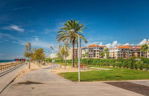 Gorgeous Apartment In Pineda De Mar - Photo 15