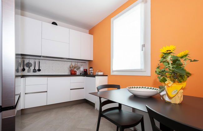 Luxury 1 in Como With 2 Bedrooms and 2 Bathrooms - Photo 4