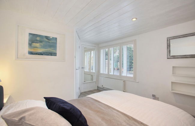 Fantastic 1BD Hideaway, 2 Minutes to the Sea - Photo 3