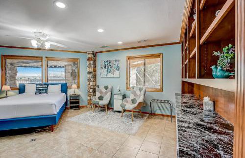 Stunning Lakefront Home with 2 Patios, Chef's Kitchen, & Lake Access - Foto 14