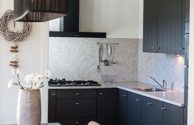 Thatched Holiday Home With two Bathrooms Near the Sea - Foto 1