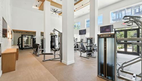 95 Luxury 2B2B Condo DT Fort Worth, Resort Style Pool & Gym, Golf Simulator, 7M to Dickies Stadium, 15M to AT&T stadium - Foto 2