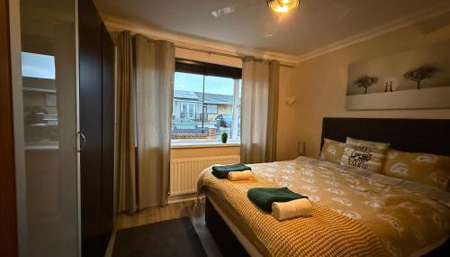 Stunning 2 Bedroom Bungalow - Free Parking - Convenient Location - Foto 5, towels, wardrobe