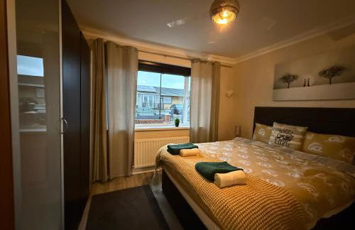 Stunning 2 Bedroom Bungalow - Free Parking - Convenient Location - Foto 5