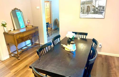 Vintage, Mid-Century Suite above Antique Store - Foto 20