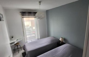 Appartement 2 chambres Balcon Parking privé Centre Village - Foto 7