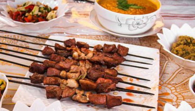 Dîner avec barbecue dans le désert