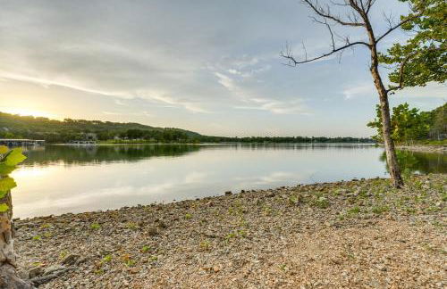 Hot Tub and Fire Pit! Lake-View Home in Blue Eye - Foto 31
