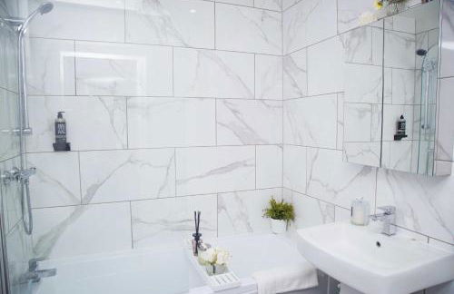 Bridge Court by Sterling Edge Apartments - Luxury Aparthotel - Stylish 1-bed Apartments - Balcony with Canal View or Private Garden - Free Parking - Foto 58