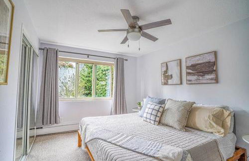 Tranquil 2BR downtown condo, Parking, King bed - Foto 21