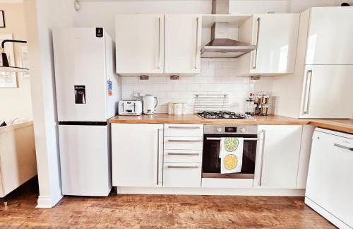 Modern 5 Bedroom Townhouse with Free Parking - Foto 45