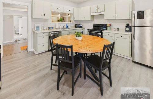 Main St New with AC Monthly stays Charming Cottage KING BED - Foto 10