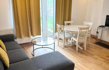 Beautiful 2 bedroom garden flat w/ free parking - Foto 12