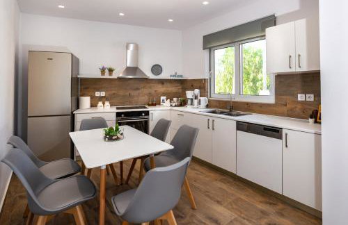 Rosemary Rhodes Villa - Photo 3