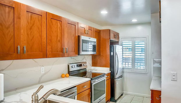 Sun-kissed FL Condo Ocean View Pool Free Tix - Foto 5, Habitación