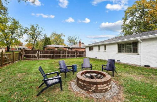 The Sleepy Tiki - game room, tiki lounge, firepit - Foto 25