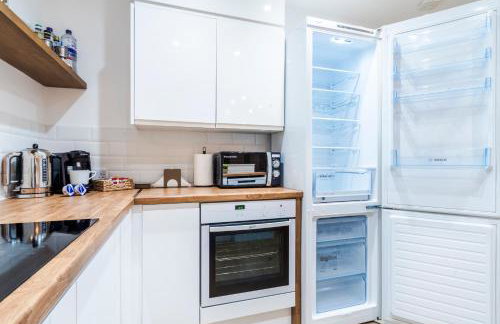 Cozy 3 Bedroom Terrace Cottage in Epsom - Photo 31