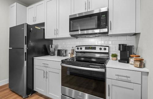 Luxe King Suite, Cozy Sectional, Gym, Pool, U of A - Photo 38