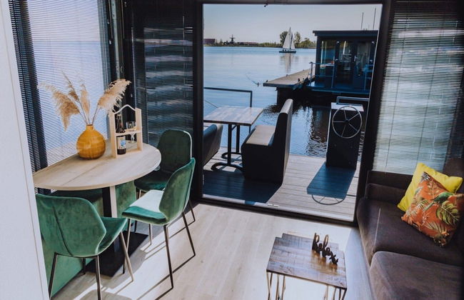 Modern Houseboat With air Conditioning Located in Marina - Foto 5