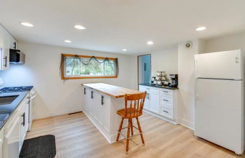 Walk to Beach! Sodus Point Escape with Private Yard - Foto 7