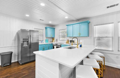 Chic Modern House Close to Beaches & Downtown - Photo 13