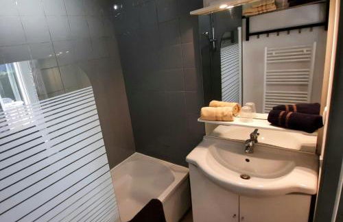 Chez Ced et Laeti, Appartement privé avec jardin et terrasse dans résidence l'estuaire muni d'une piscine couverte et aire de jeu, Linge de lit et de salle d'eau ainsi que télé, compris dans le tarif Profitez à fond de notre belle région - Foto 12