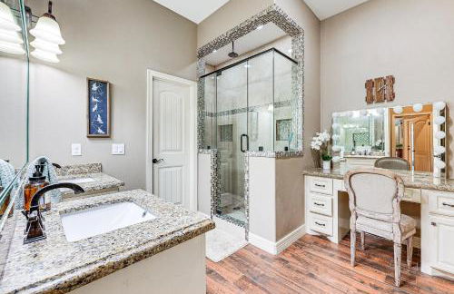 1 Mi to Vackar Stadium Roomy Retreat with Pool - Foto 15