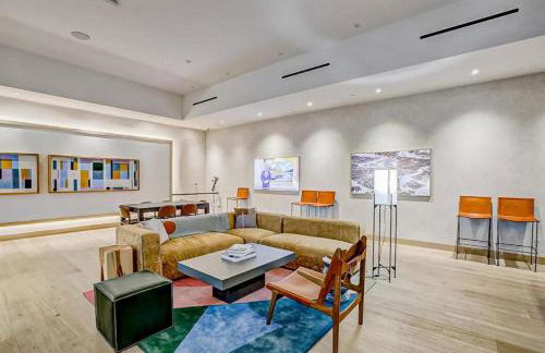 Brand New Rainey Street Condo with City and Lake View - Foto 11