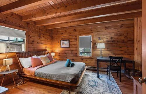 Cozy Athens Cabin on the Lake with Hot Tub & Backyard - Foto 10