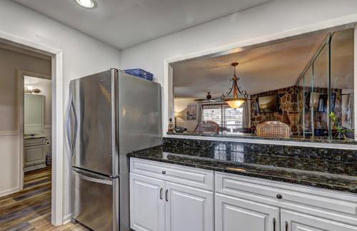 Lakefront Stillwaters Villa with Deck and Private Dock - Foto 17