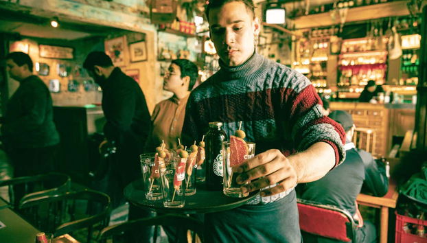 Sirviendo unas bebidas