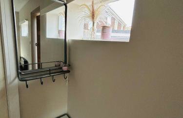 Modern cosy studio near Luton airport, free parking - Foto 6