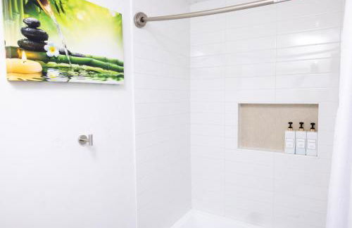 Luxe Retreat, Modern Gem with Private Backyard Oasis - Foto 39