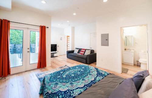 Modern 3 Bedroom 3 Level Loft in Hollywood Sleeps 10 Free Gated Parking Full Kitchen - Photo 30
