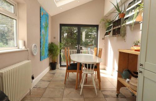 Bright Two Bedroom House with Parking and Garden - Foto 12