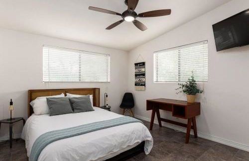 Stylish Mid-Century Oasis with Pool - Foto 39