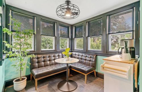 Lowry Parlour - Photo 2