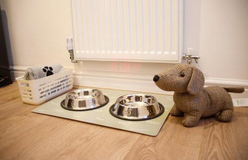 6 BR 3 Bath Spacious Tudor House & Free Parking - Foto 21