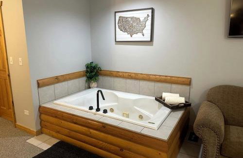 Spacious Luxury Villa Retreat with Jetted Tub, Fireplaces, Balconies, and Smart TV in North Utica, Illinois - Foto 7