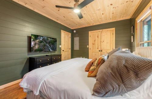 Family fun, romantic Hot Tub, Firepit, King Bed 15 min from Blue Ridge & Ellijay - Foto 24