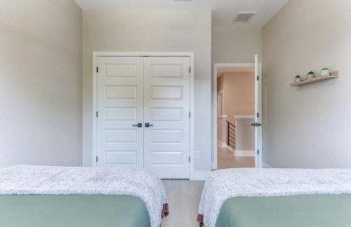 Chic & Spacious 4 Bedroom 3 Full Bathrooms Retreat in West Tampa and Pvt Backyard - Foto 7