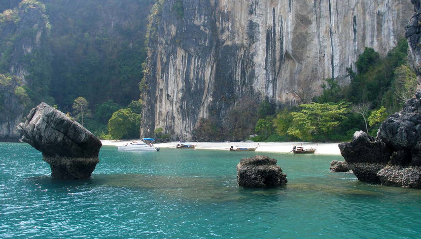 Excursión a la bahía de Phang Nga en lancha rápida - Foto 3, Explorando una de las lagunas de la bahía de Phang Nga