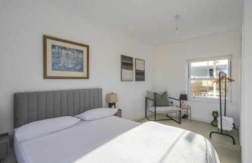 Luxurious 3 Bed House with Free Parking, Sky TV, Movies & Netflix - Foto 16