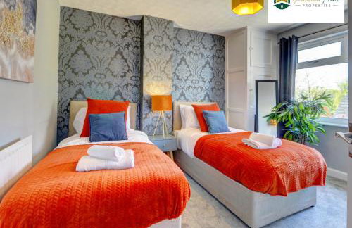 4 Bedroom House - Sleeps 7, Near Coventry Airport, City Centre, Free Wi-Fi with Driveway Parking & Garden, Full Kitchen - AHC - Photo 20