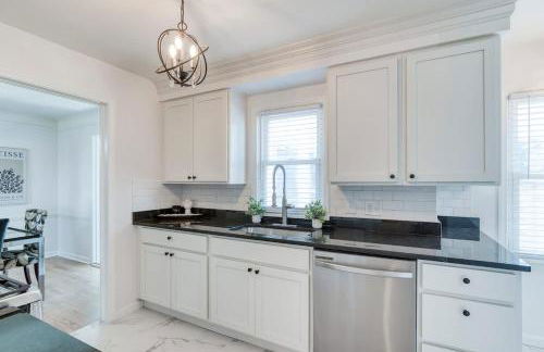 Stylish 3BR w Sunroom & Deck - Foto 11