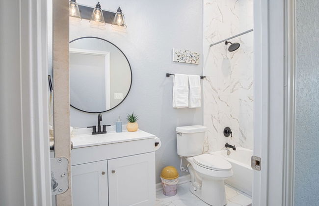 Inviting 4BR 2BA Near Downtown Riverwalk - Foto 15