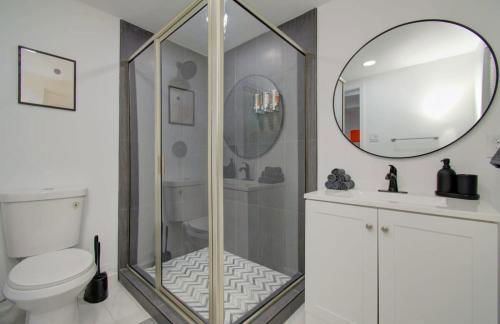 Heart of Houston - 8-BD 4-BA with Yard - Photo 9