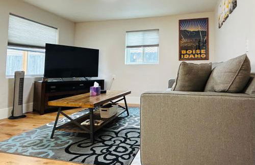 Little Blue Bungalow on Boise's Bench, Pet Friendly, Fully Fenced yard with doggie door! 2 miles from BSU, 5 minutes from Downtown Boise, Desk and workstation for remote workers, 2 TV's large walk-in closet, Good for mid-term stays - Foto 23